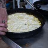 Il dipendente 26enne Giuseppe recupera invece le pagnotte per la focaccia pronte per essere stese nelle teglie piene di olio